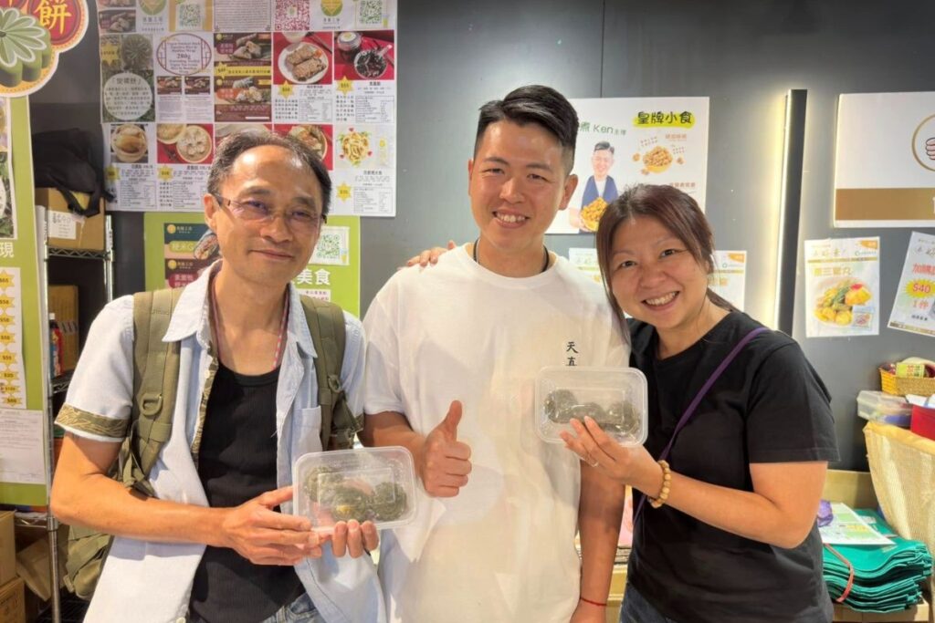 二人難忘參與千人禪修市集及佛誕市集,曾跟常霖法師(上圖)和素食教煮Ken Kwong(下圖)合照留念(圖:受訪者提供)。