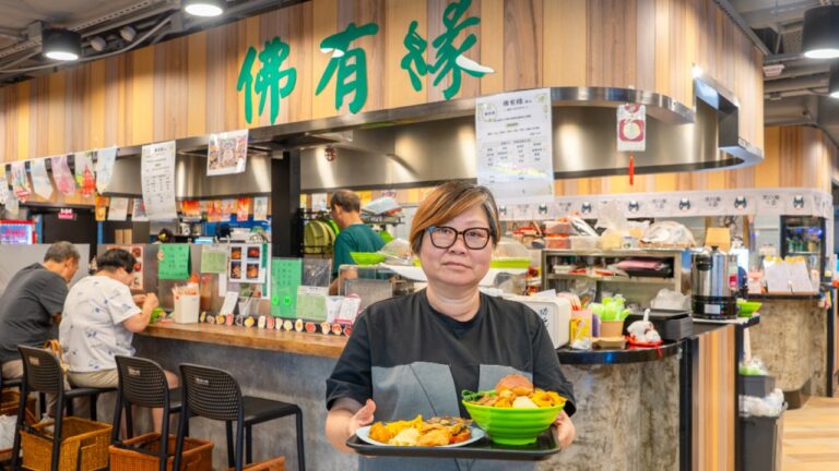 茹素超過四十年的陳太,在西九龍中心美食廣場開設「佛有緣」,主打售賣素食車仔麵,定價十分親民,希望吸引更多人嘗試素食(圖:Veggie 365)。