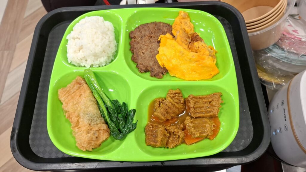 店內也有提供三餸飯，附送素湯，白飯可任添（圖：佛有緣）。